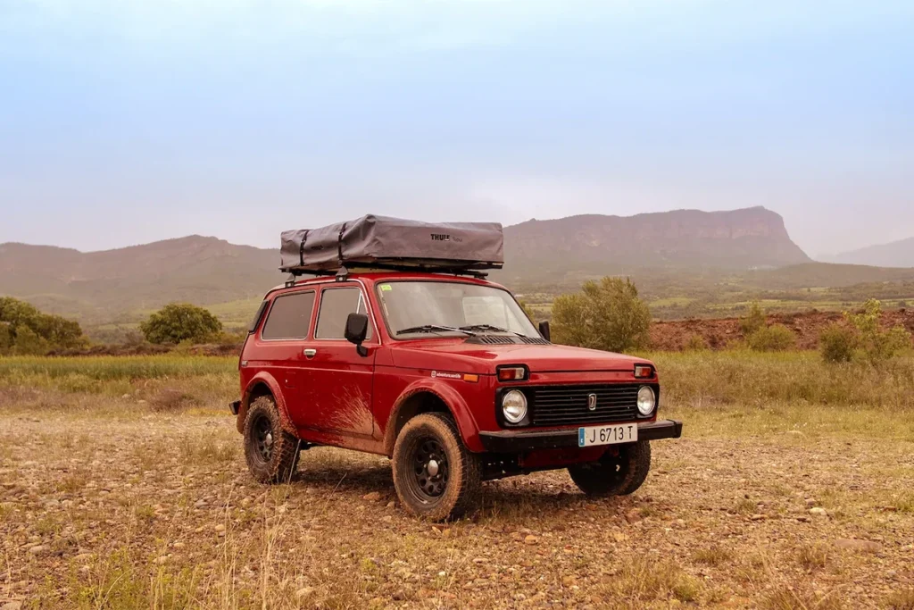 LADA Niva rojo en campo