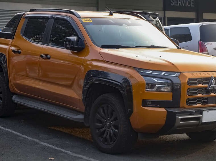 Mitsubishi L200 en zona de parqueo