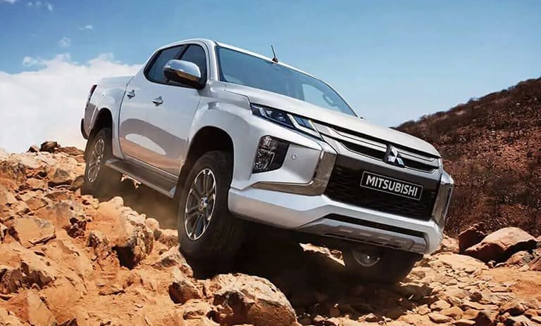 Mitsubishi L200 en terreno rocoso