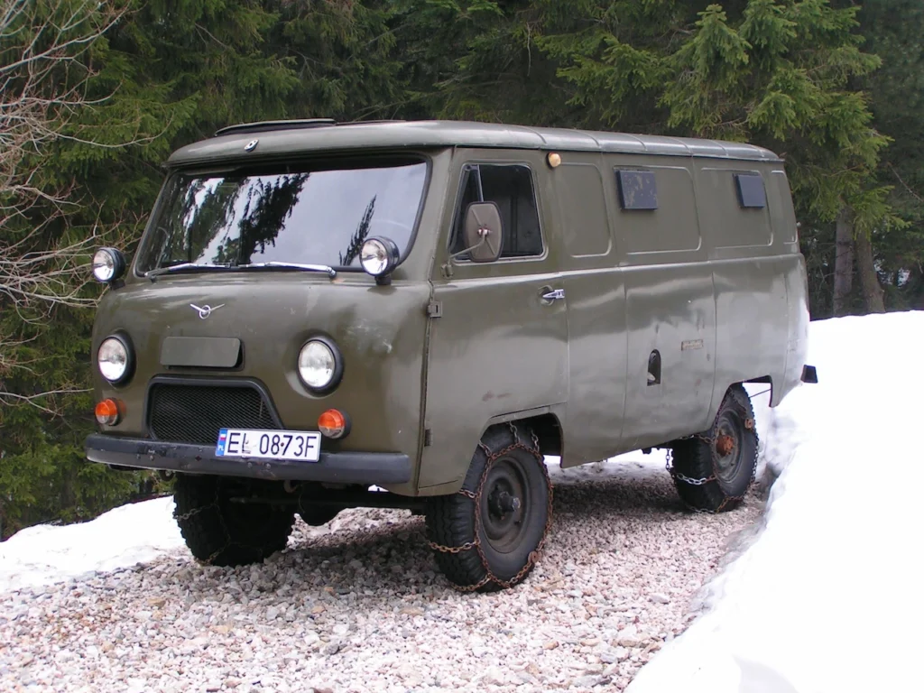 UAZ Bukhanka en la nieve